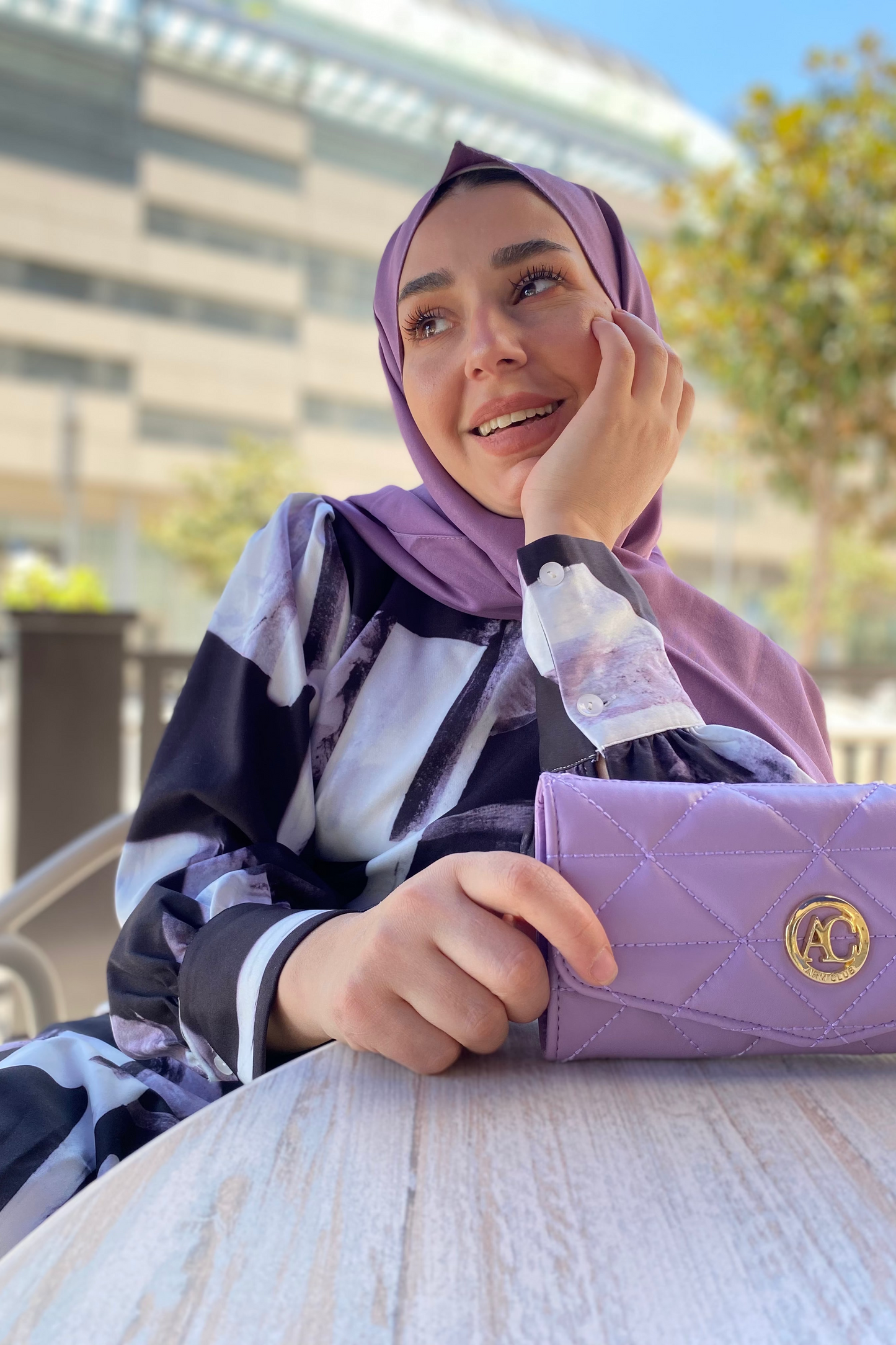 فستان بنقشة عصرية  - أسود